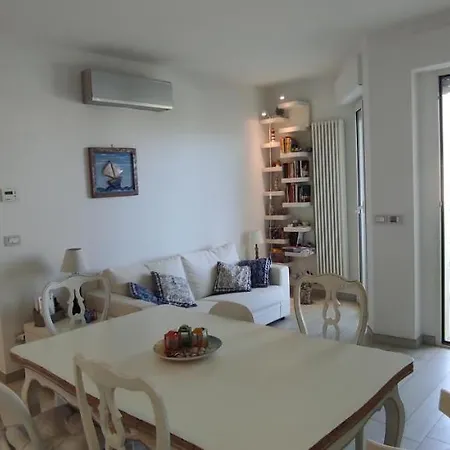 La Luce Del Faro ואסטו